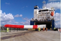 Fährhafen Sassnitz - Flügel einer Windkraft wird verladen